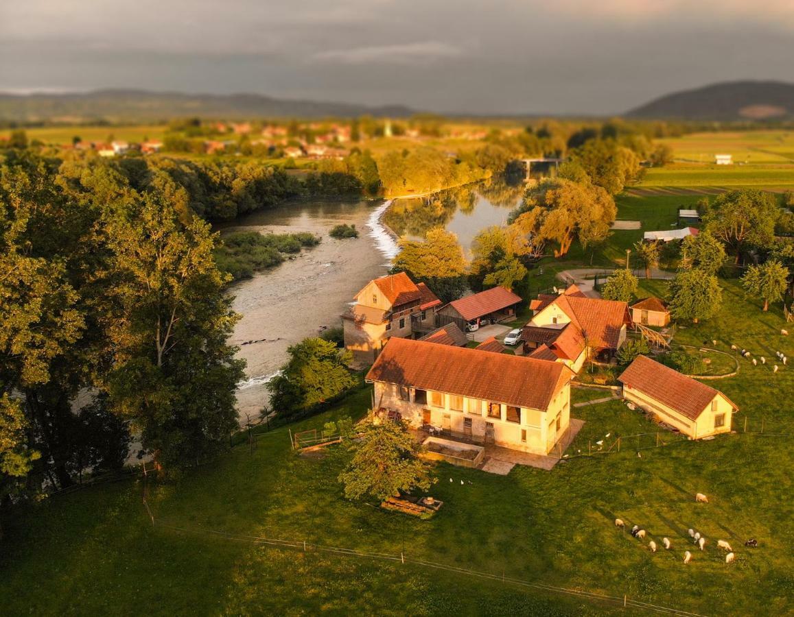 Fortun Estate - Apartmaji Ob Reki Kolpi Metlika Zewnętrze zdjęcie